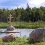Крест на каменном купольном подножии Святого озера. Крыпецкий монастырь