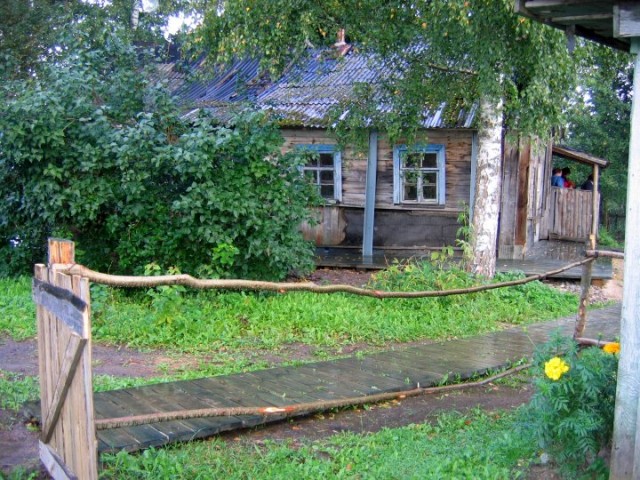 Обновленная территория возле дома Довлатова