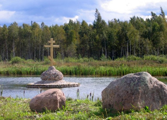 Крест на каменном купольном подножии Святого озера. Крыпецкий монастырь