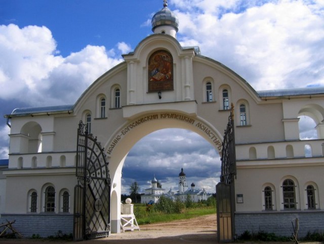 Святые ворота с надвратной часовней апостола Иоанна Богослова. Крыпецкий монастырь