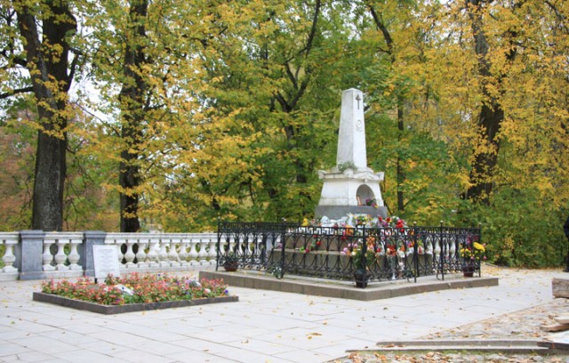 Могила А.С. Пушкина у восточной стены Успенского собора